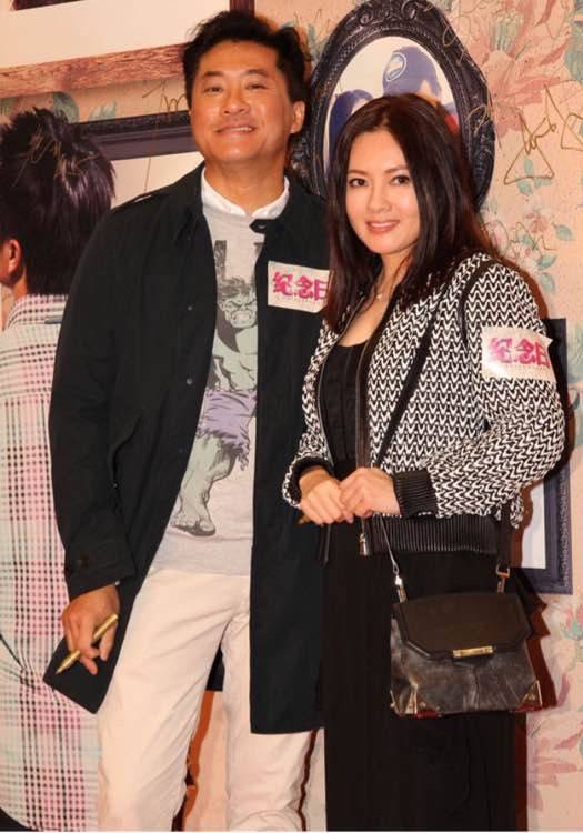 黑色|温碧霞是不真实很装,但现实中也比李丽珍漂亮,不像她满身赘肉!