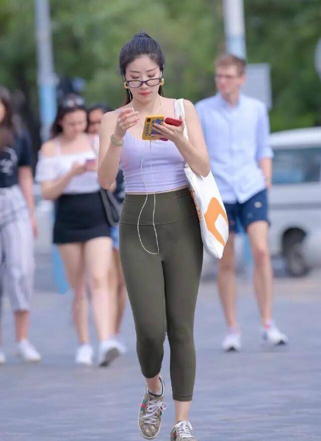 长袖|黑色连帽长袖搭配修身打底裤，必备特色，增加丰富度和时尚感