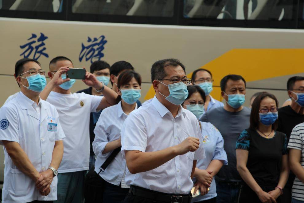 贾汪区50名白衣战士奔赴扬州支援核酸采样工作_魏利民