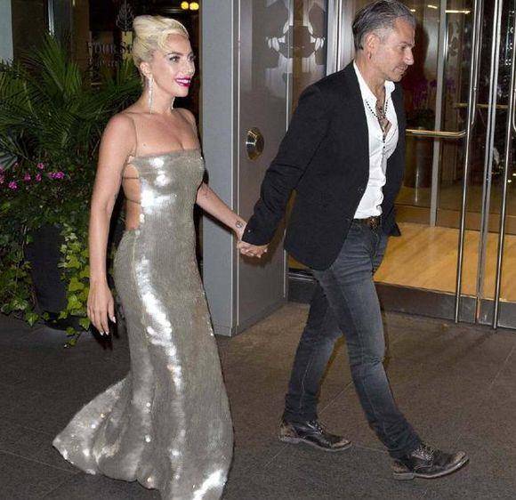 Gaga|Lady Gaga终于丢掉了20cm的战靴和蛇皮袋紧身裙，好好穿衣很范儿