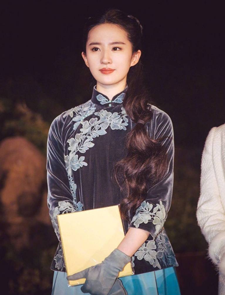 符合中国|女星穿旗袍，刘亦菲温婉复古，李沁美若惊鸿，她穿旗袍美哭了网友！