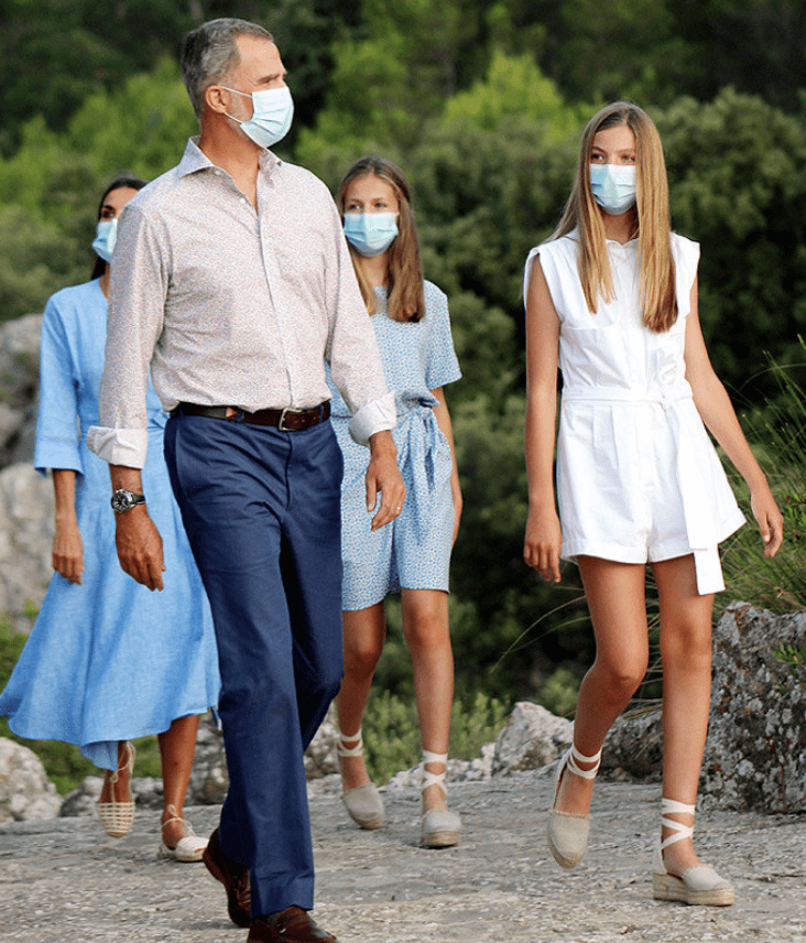 颜色|西班牙王后从不让人失望,一家四口出游,3套换装美得高级又上照