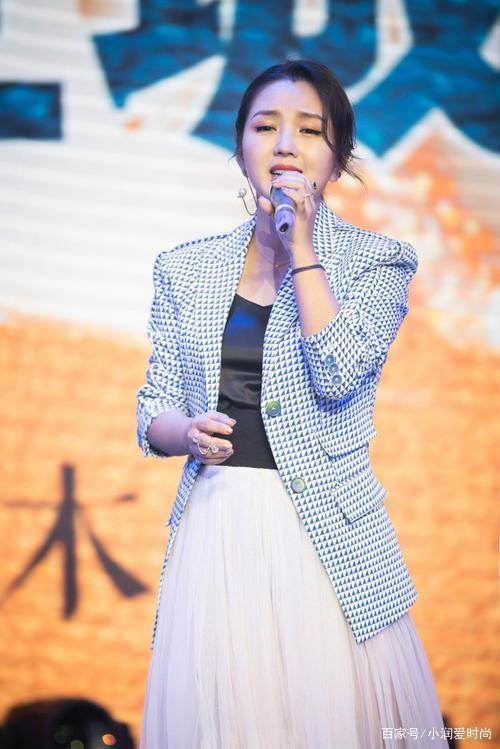 显得|何洁瘦身后好会穿，西装搭半裙显高显瘦有气质，好身材不像3娃妈