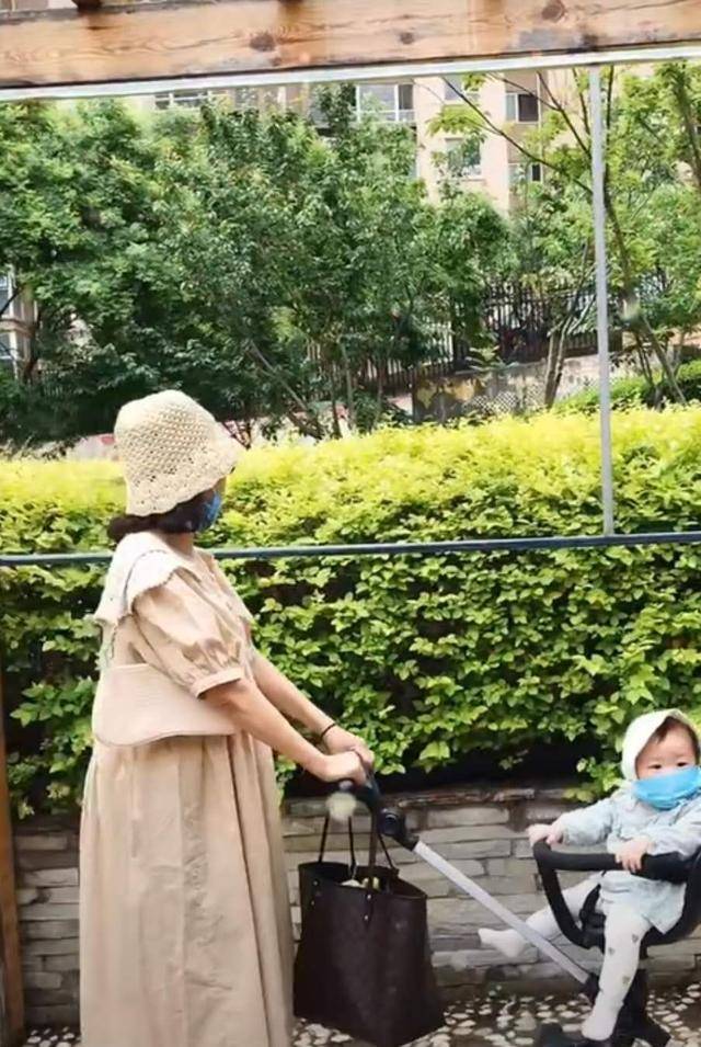 效果|57岁青岛姥姥走红了！时尚带娃两不误，穿衣减龄连自己女儿都羡慕