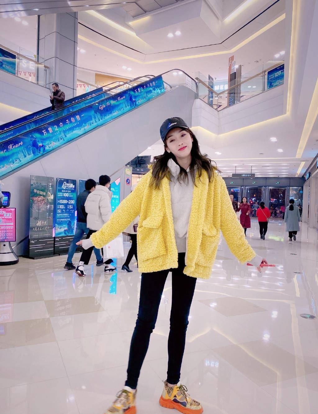 宣璐|28岁宣璐穿小黑裤显腿长！“师姐”不仅模样俊俏，关键太会穿