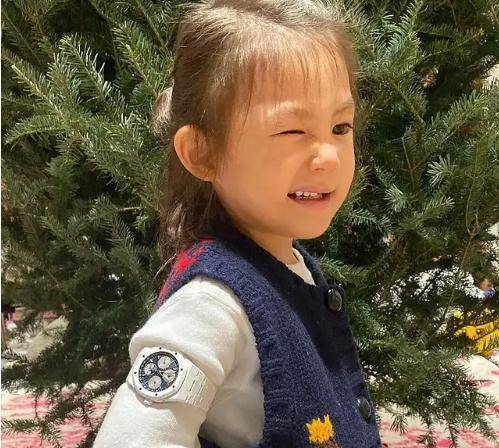 父亲|陈冠希带着女儿草地上玩耍，女儿穿着千元t恤，满头大汗头发凌乱