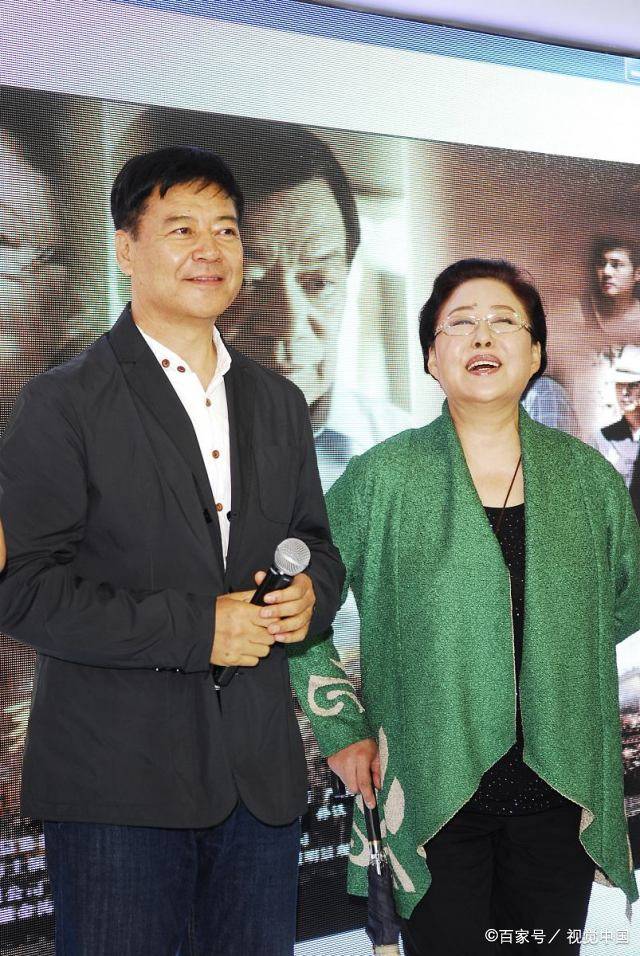 配饰|70岁斯琴高娃不服老，走路扶拐杖也要打扮时髦，气场不输48岁儿子