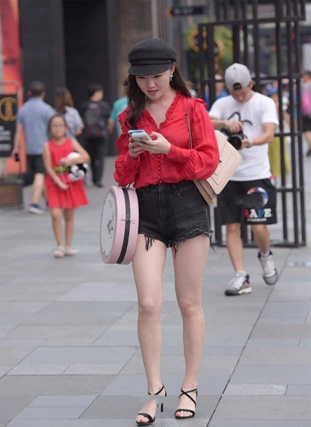 短裙|身材修长的瑜伽裤美女，个性靓丽又显身材，格外美丽