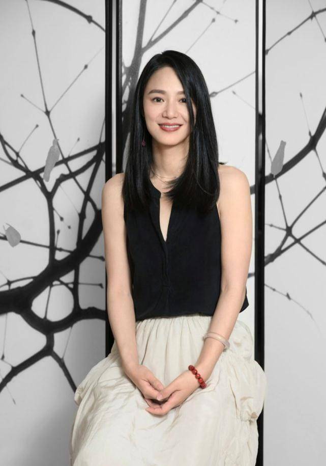 显得|周韵真给姜文长脸，一袭无袖套裙走红毯，穿出满满的格调与高级感
