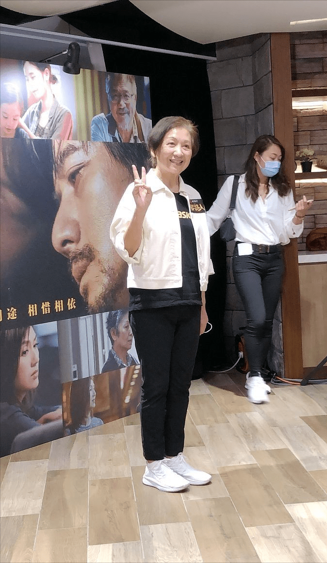 中老年|70多的鲍起静越来越真实，白发尽显却不沧桑，穿花色套装挺可爱的