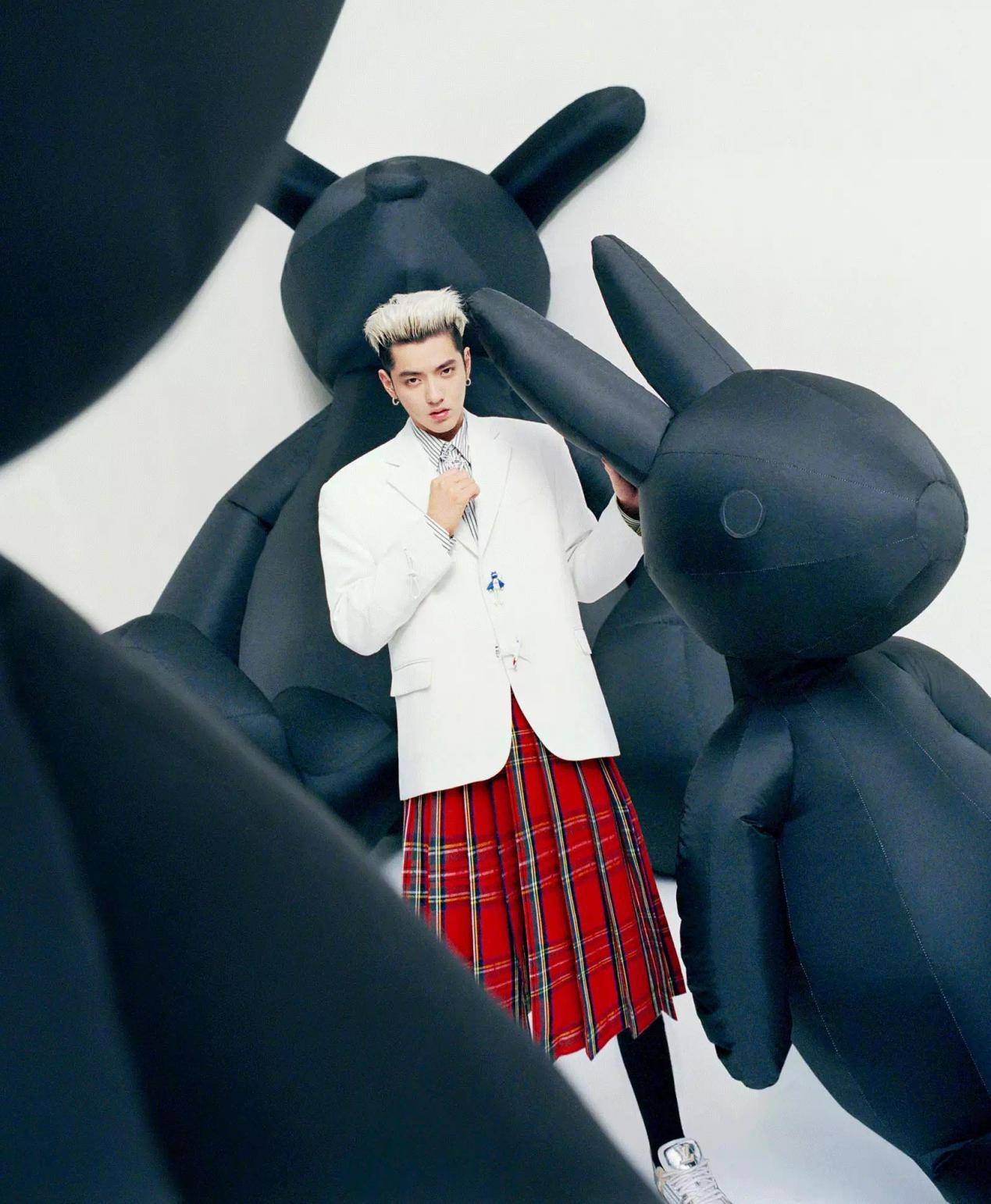 内卷|吴亦凡带火的裙装look还不过时？格纹蕾丝一样不少，丝毫不觉阴柔