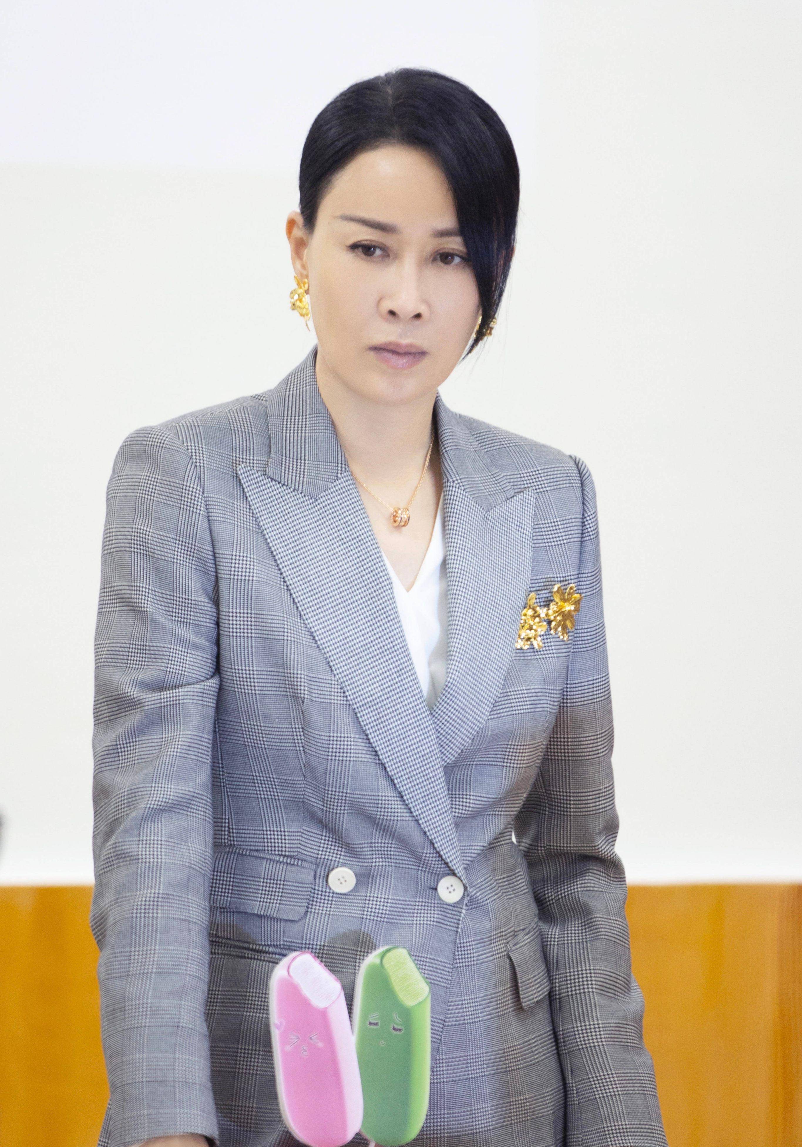 黑色|53岁的那英再次登《好声音》，黑色西装拍黑色网纱裙，干练帅气