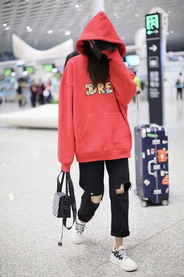 原创关晓彤身穿一件红色卫衣搭配黑色破洞牛仔裤显得很时髦街头范