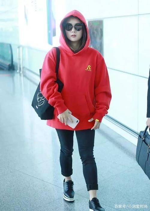 显得|何洁瘦身后好会穿，西装搭半裙显高显瘦有气质，好身材不像3娃妈