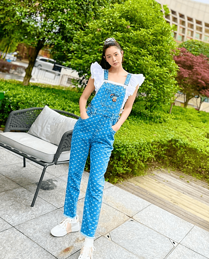 腹肌|克拉拉穿火了“背心+牛仔”,腹肌身材真比一般人靓,婚后也挺美