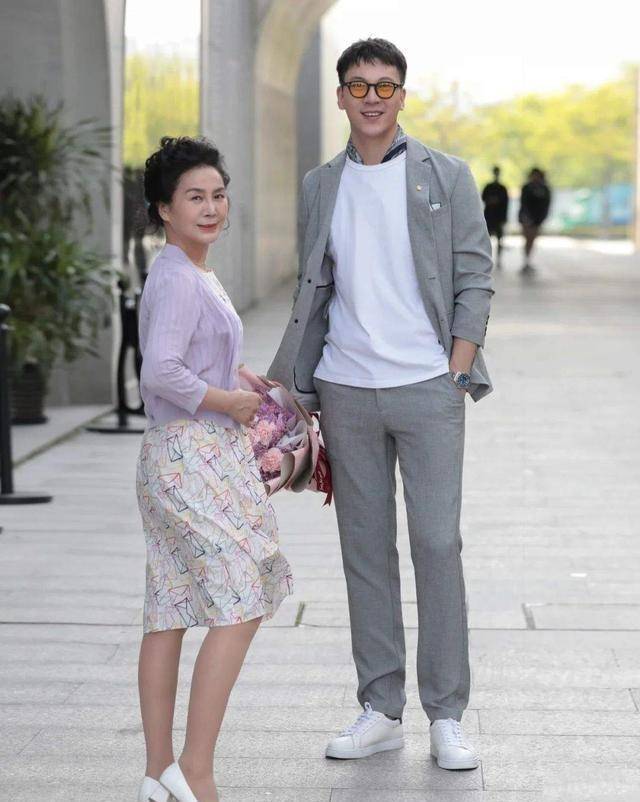 颜色|60岁女人更要穿出优雅,这位姐姐的穿搭精致养眼,端庄大气显年轻