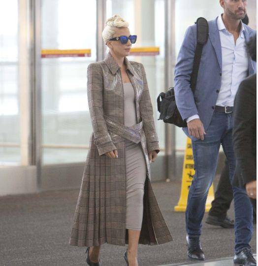 Gaga|Lady Gaga终于丢掉了20cm的战靴和蛇皮袋紧身裙，好好穿衣很范儿
