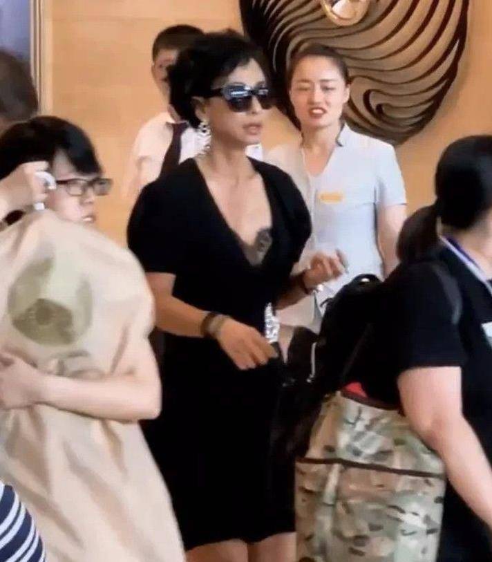 漂亮|叶倩文赶回家给林子祥过生，满脖子的皱纹，不漂亮但老的真实！
