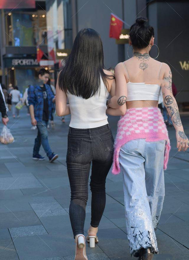 什么|高挑美女穿着打底裤，修身显纤细腰身，超遮肉