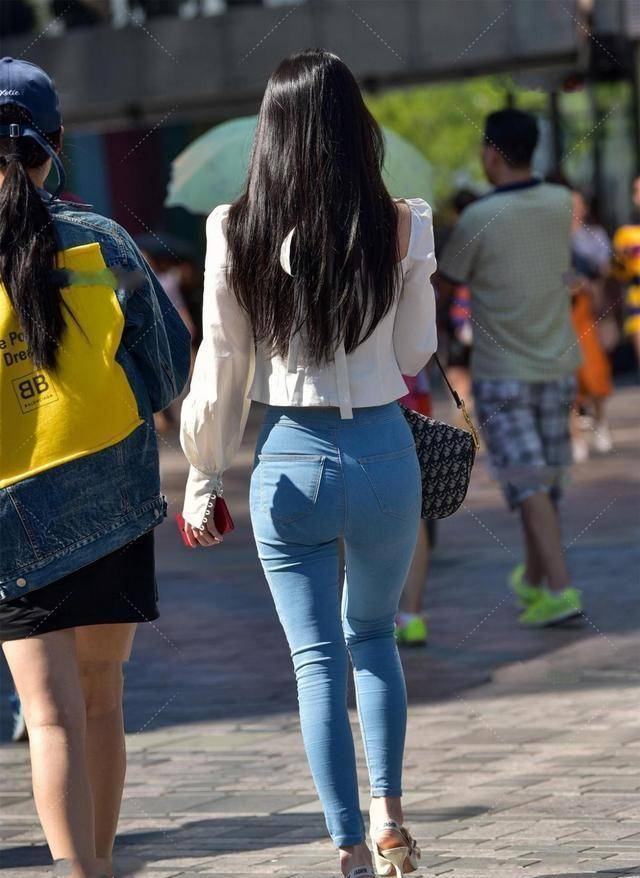 左图|身材修长的打底裤美女，秀出了俏丽大方的美，会更经典