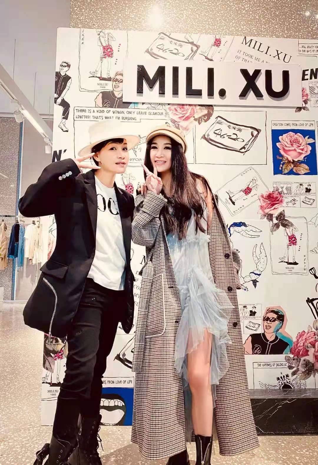 黑色|温碧霞是不真实很装,但现实中也比李丽珍漂亮,不像她满身赘肉!