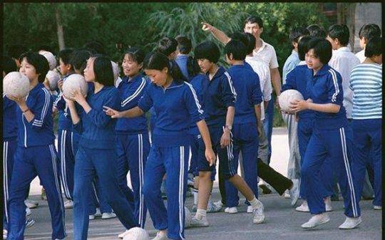 吴京|吴京的那件绿色运动服，80后都见过，没想到GTA主角也穿过？