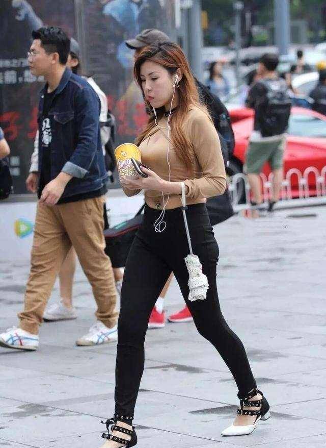设计|青春有型的打底裤穿搭充满优美曲线，凸显修长美腿，轻松自在