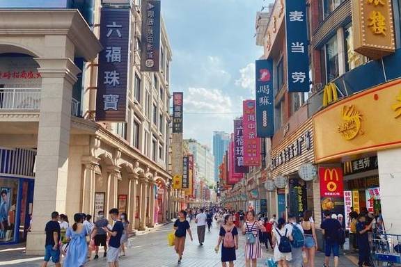 曾经是广州最著名的商业步行街，如今却变得破败，连游客都不多了
