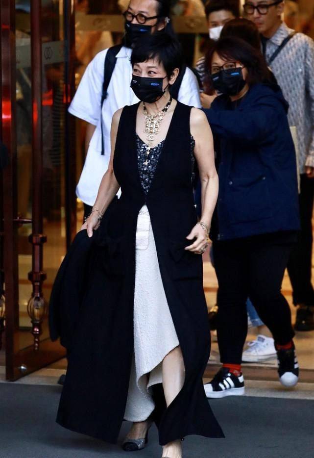 黑色|张艾嘉虽然不小了，可仍然不改霸气感，两件裙子套在一起还挺特别