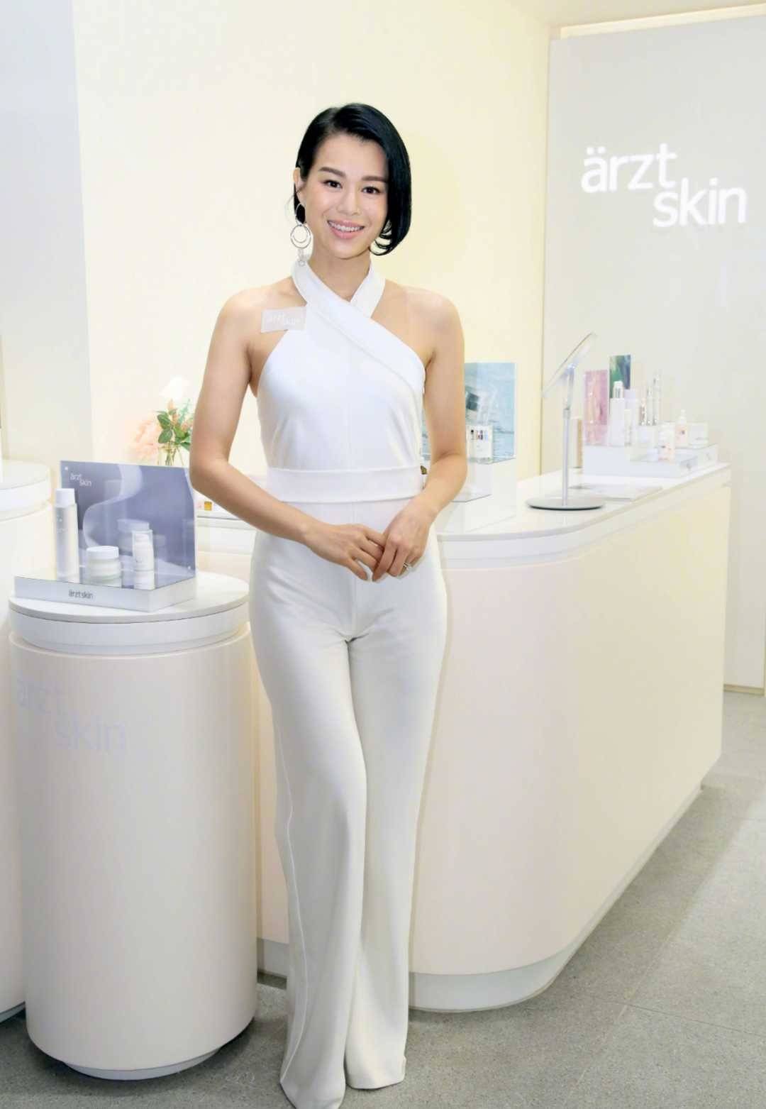 黑色|胡杏儿成功瘦身！穿黑色连体裤细腰明显，举止优雅又恢复往日自信
