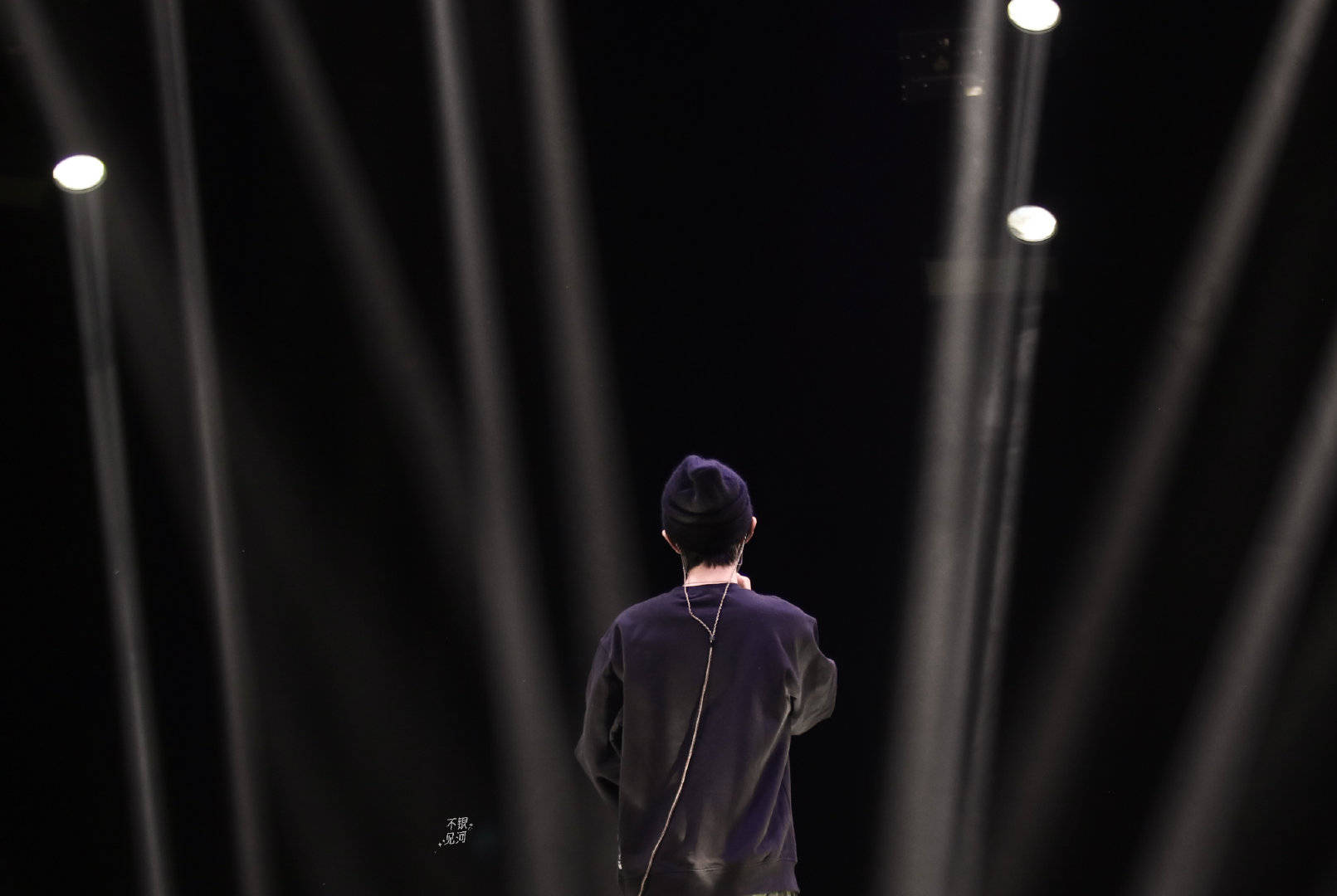 黑色|肖战罕见黑色老头帽造型,慵懒风很适合