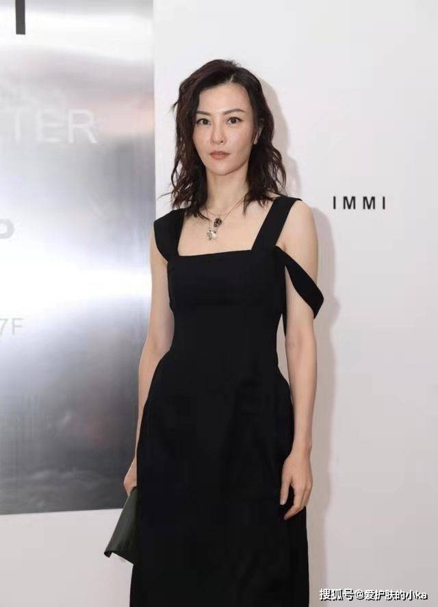 颜色|43岁刘孜脸蛋饱满，穿百褶裙身材纤细毫没赘肉，就是鼻子有点抢镜