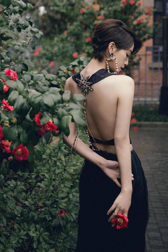 知识科普|蓝盈莹真敢穿，穿个裙子又是露背又是开叉的，特显身材。