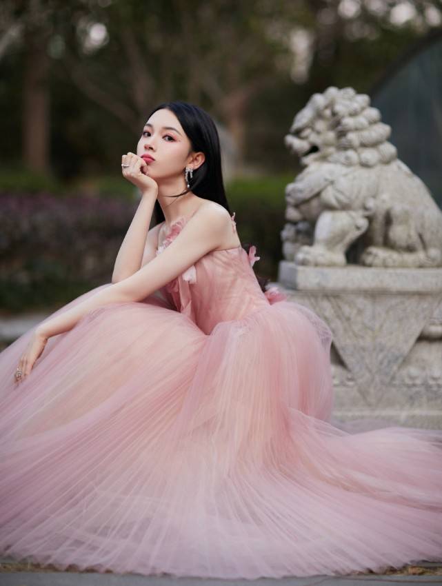 身材|1米68陈瑶是小萝莉吧！白T恤配“围裙”尽显少女风，太甜了