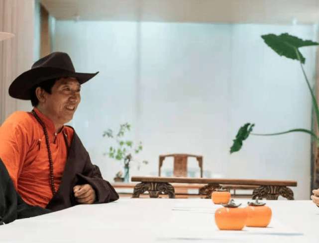 黑色|丁真李玉刚世纪同框！丁真穿黑藏袍折扇挡脸五官精致，武生妆超帅