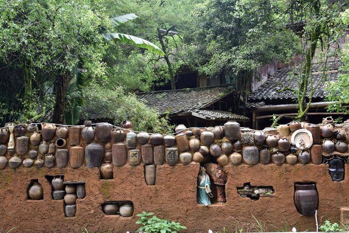 在距離景德鎮城區約5公里的地方有一座三寶國際陶藝村