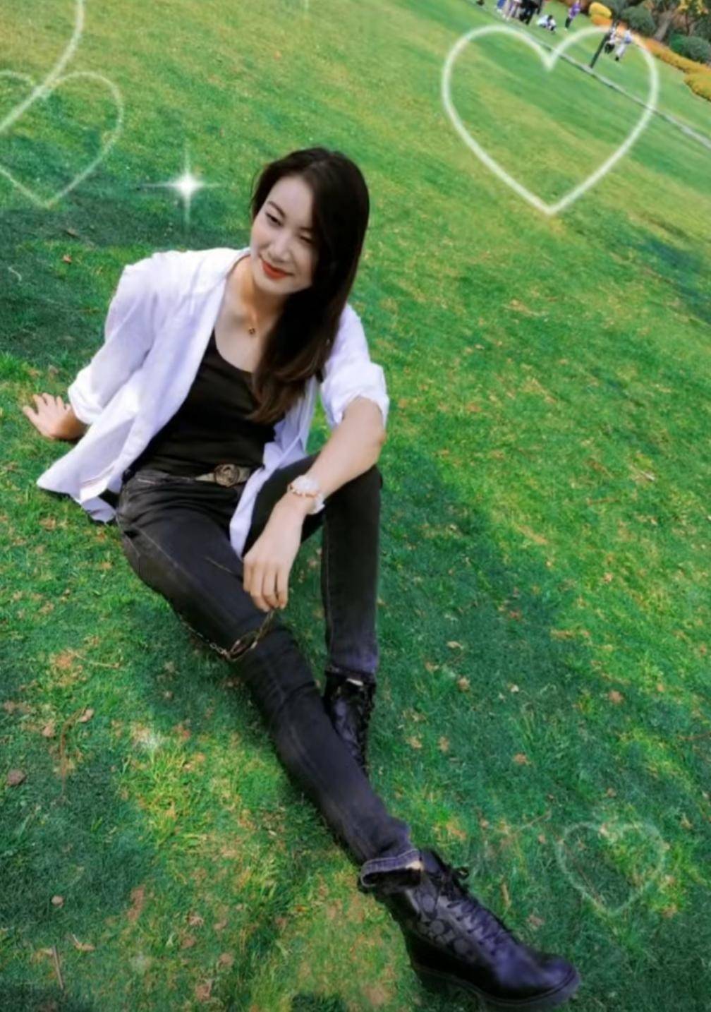 颜色|林丹老婆独自带娃！穿牛仔裤秀长腿，2万吊坠不及43万名表抢镜