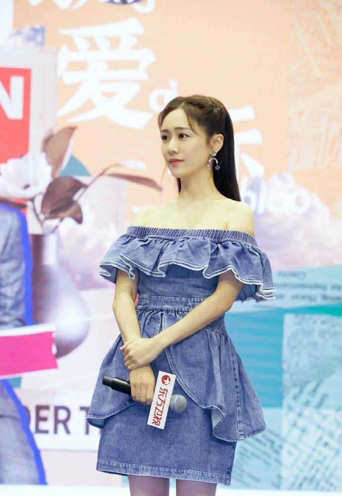 显得|“姐姐”刘芸很有女人味，穿一字肩连衣裙秀香肩，看着挺高级