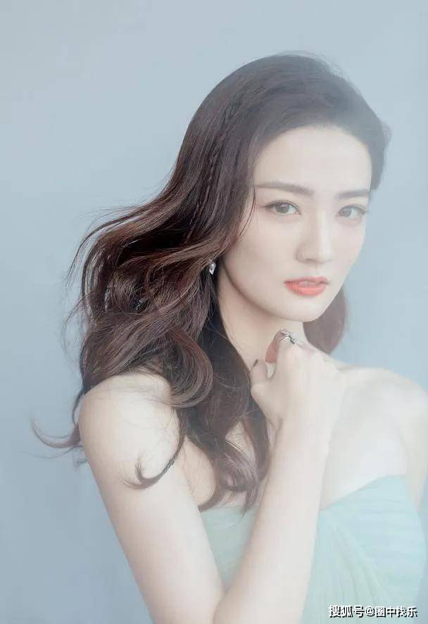 状态|徐璐身材真迷人！抹胸长裙显露出时尚，大家觉得好看吗？