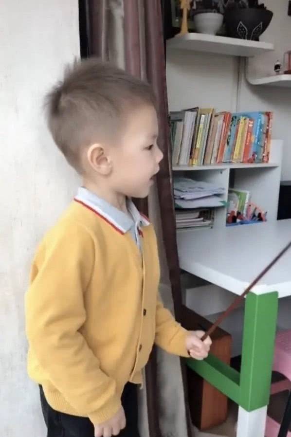 下半身|林丹夫妇带娃出游，三口人真亲密，谢杏芳穿平底鞋比林丹高出半头