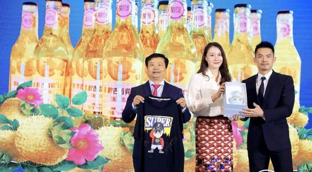 下半身|林丹夫妇带娃出游，三口人真亲密，谢杏芳穿平底鞋比林丹高出半头