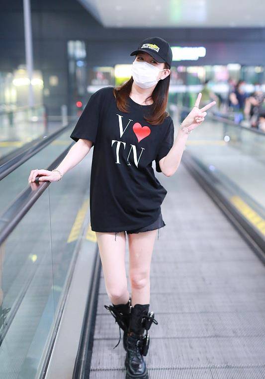 仙女|佘诗曼气质真好,裹身裙穿得贵气十足,气场好大气啊