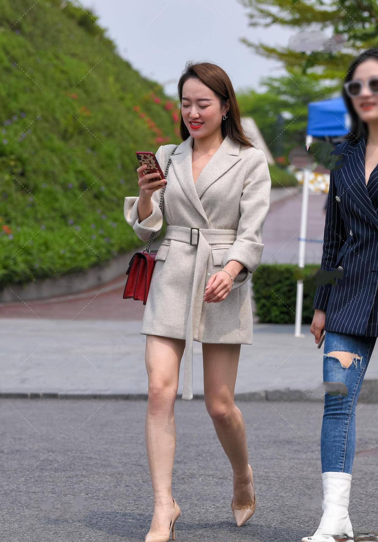 关白|配以简洁美丽的服装，既有气质又不失女人味，十分美丽