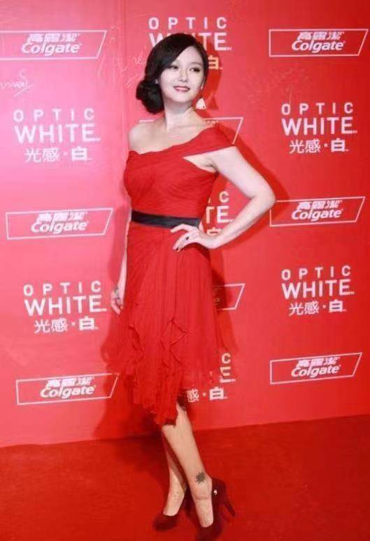 贵妇|大S胖出了“贵妇范”,一袭红裙走红毯真惊艳,皮肤白皙太加分
