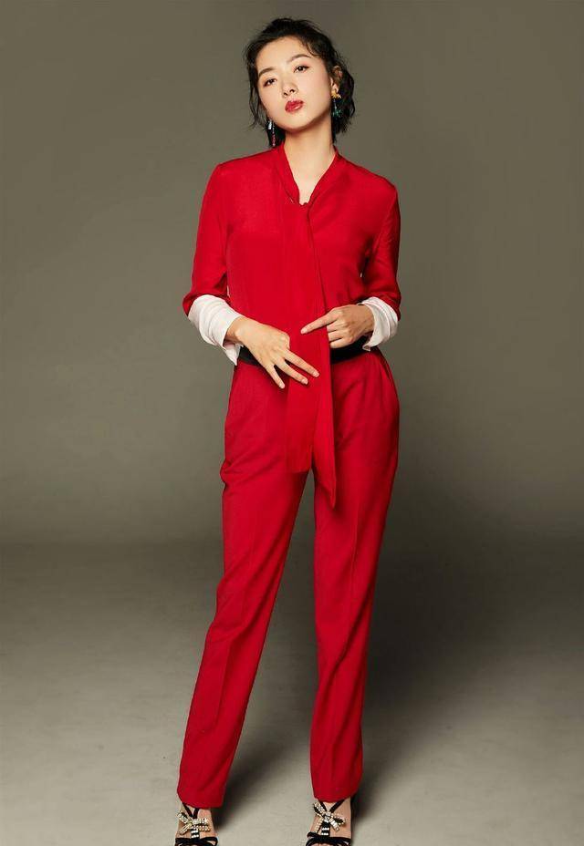 吊带|有种“帅”叫万茜扎马尾，比短发还要飒三分，难怪被称“直女斩”