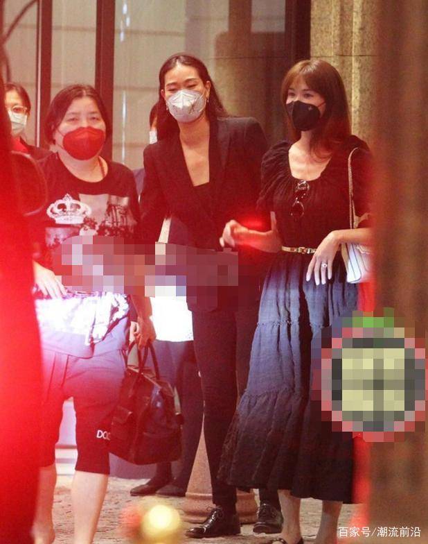 友人|林志玲与友人外出被拍，穿娃娃裙尽显少女范，生图状态哪像45岁？