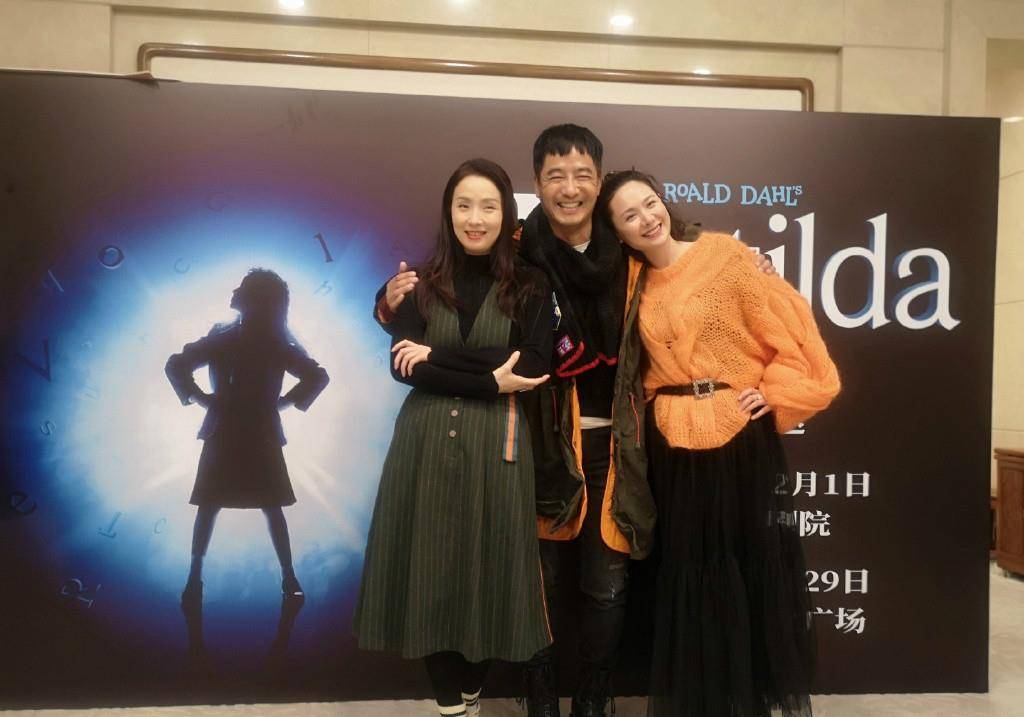 身材|程莉莎“博眼球”，新衣放着不穿，把带“窟窿眼”旧毛衣穿出时髦