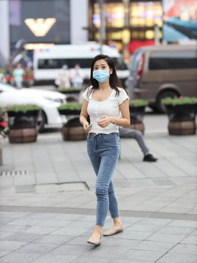 身材|小白裤穿出减龄又显年轻的效果，可以试试糖果色的上衣