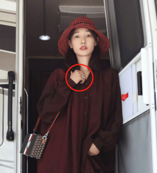 面容|37岁白百何晒近照，淡妆出镜面容憔悴，手上万元包宝石戒指超吸睛