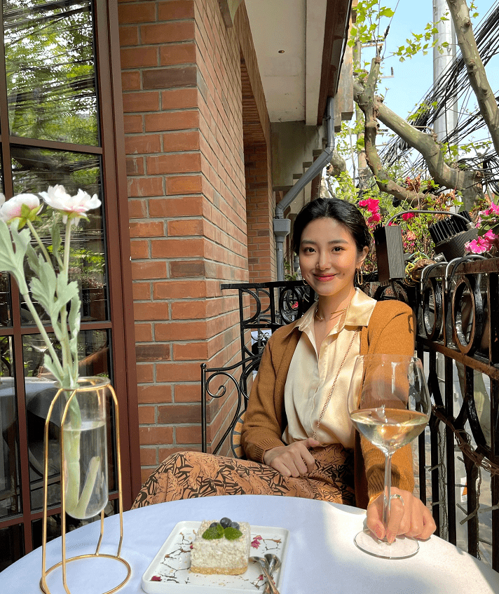 设计|杨采钰的优雅全靠配色，同样是半裙你穿得普通，她穿就显法式高贵